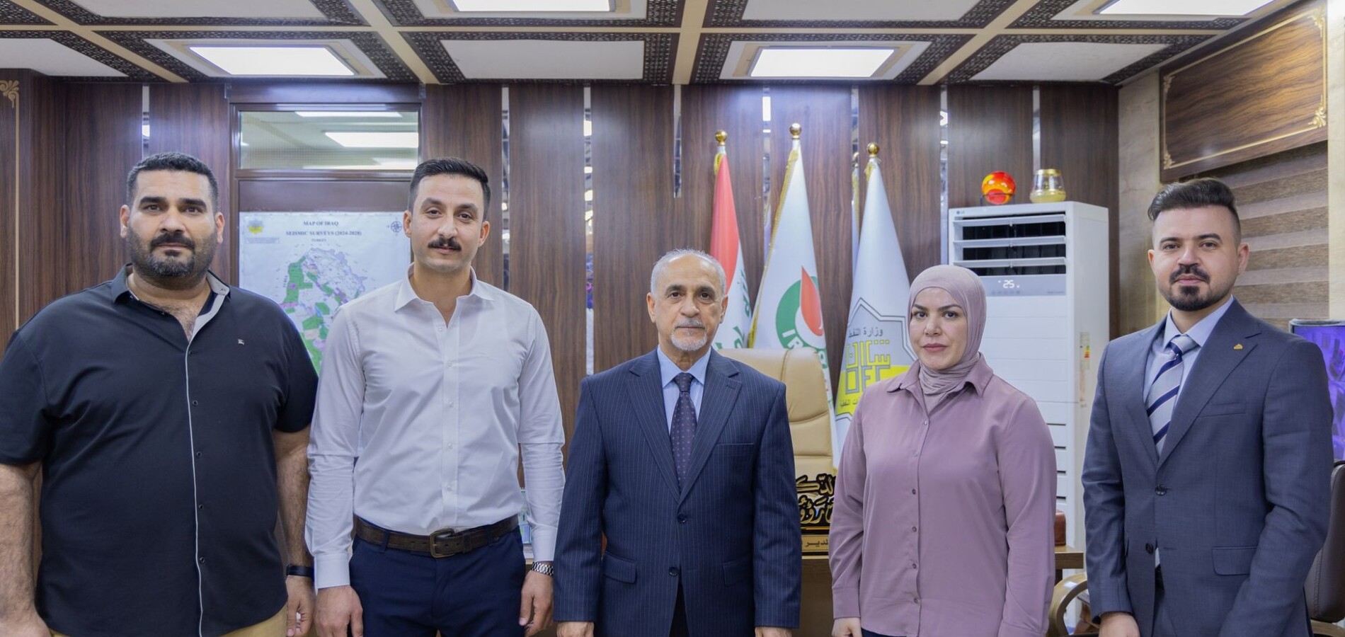 The Director General of Oil Exploration Company Honors Young Employees for Their Exceptional Efforts