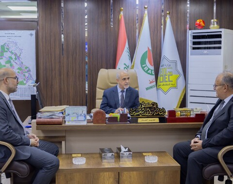 The Director General of Oil Exploration Company receives a representative of the Iranian Pars Kayhan Company