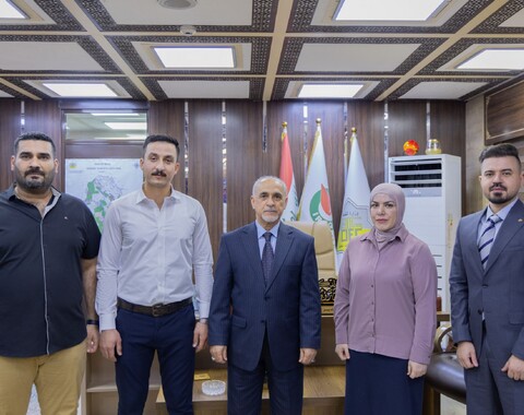 The Director General of Oil Exploration Company Honors Young Employees for Their Exceptional Efforts